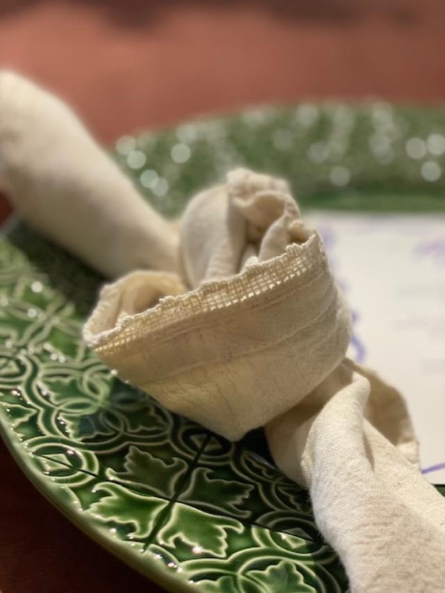 Where to find Natural Lace Trim Dinner Napkins in Tulsa
